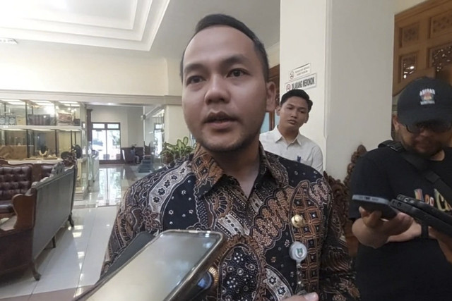 Wali Kota Solo Respati Ardi saat ditanya terkait perbaikan lokasi jualan PKL Selter Manahan Solo. Foto: kumparan