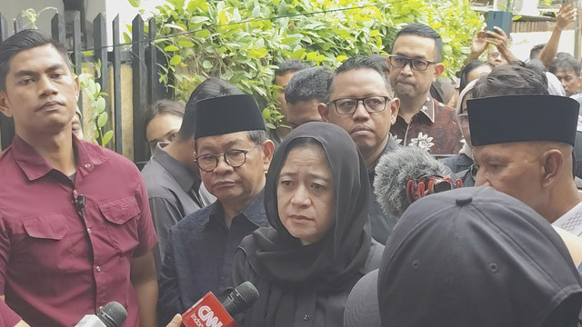 Ketua DPR RI Puan Maharani dan Gubernur Jakarta Pramono Anung usai bertakziah ke rumah Affan Kurniawan di kawasan Menteng, Jakarta Pusat, Sabtu (30/8/2025).  Foto: Jonathan Devin/kumparan