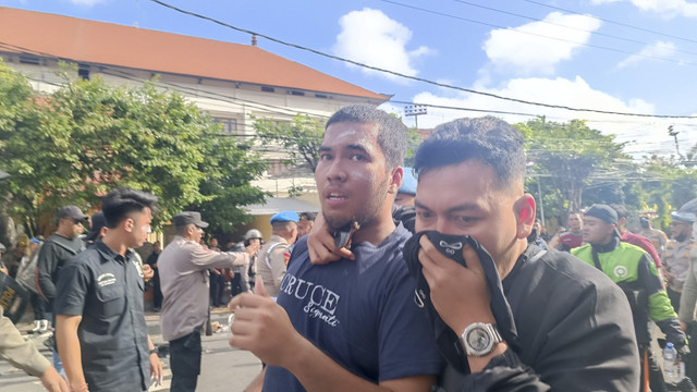 Massa diamankan saat demo di Polda Bali, Sabtu (30/8/2025). Foto: Denita BR Matondang/kumparan