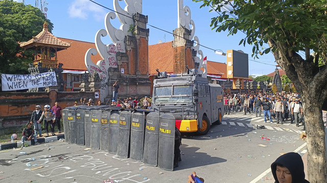 Suasana demo di Polda Bali, Sabtu (30/8/2025). Foto: Denita BR Matondang/kumparan