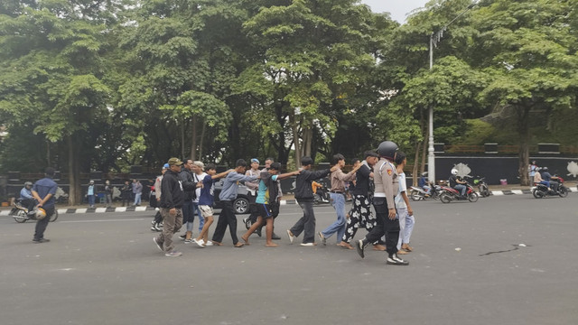Polisi menangkapi sejumlah orang yang melempari gedung Polda Jawa Tengah, Sabtu (30/8/2025). Foto: Intan Alliva Khansa/kumparan