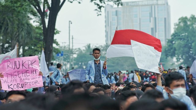 Ribuan mahasiswa di Palembang menyerukan penolakan sejumlah RUU dari DPR ke gedung DPRD Sumsel, Selasa (24/9/2019). Foto: abp/Urban Id