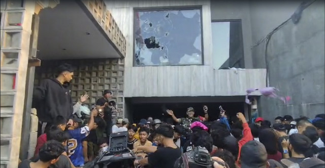 Sejumlah warga mendatangi rumah Ahmad Sahroni di Kebon Bawang, Tanjung Priok, Jakarta Utara, Sabtu (30/8/2025). Foto: Jonathan Devin/kumparan