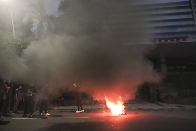 Massa dari HMI menutup jalan dengan membakar ban di depan kantor DPP NasDem, Jakarta, Sabtu (30/8/2025). Foto: Iqbal Firdaus/kumparan