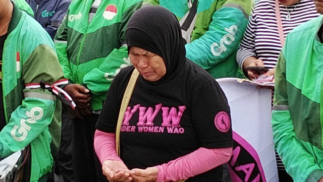 Sofina Manikome, pengemudi ojol perempuan di Manado, ikut mendoakan Affan Kurniawan yang meninggal saat terjadi demo di Jakarta.