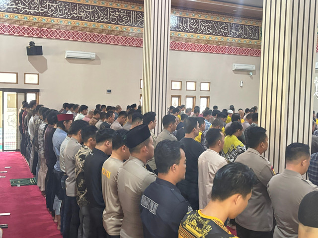 Jajaran personel Polda Lampung saat melaksanakan shalat gaib untuk Affan Kurniawan. | Foto: Dok Istimewa