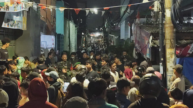 TNI imbau massa mundur dari dekat rumah Ahmad Sahroni di Jalan Swasembada Timur, Kebon Bawang, Tanjung Priok, Jakarta Utara, Sabtu (30/8/2025). Foto: Jonathan Devin/kumparan