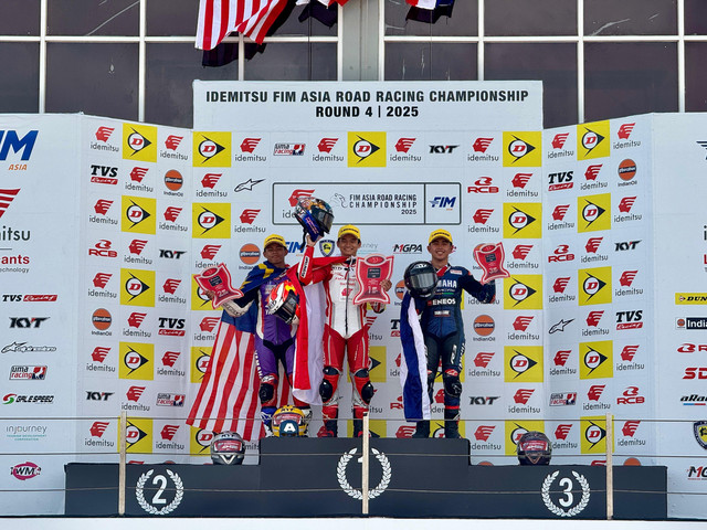 Fadillah Arbi Aditama (tengah) di podium Asia Road Racing Championship (ARRC) 2025 seri Mandalika di Sirkuit Mandalika pada 30 Agustus 2025. Foto: AHM