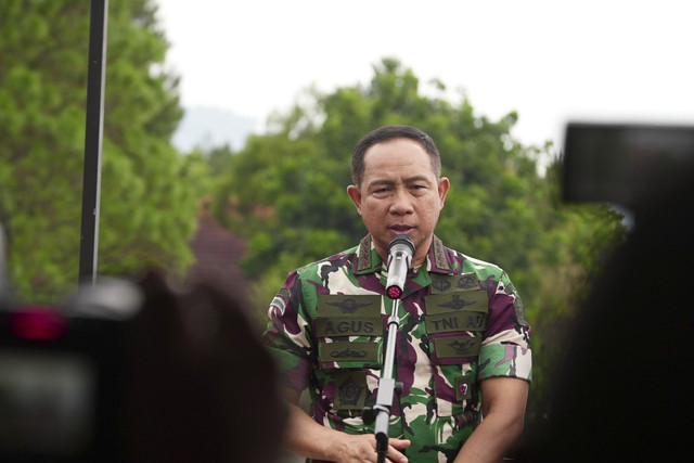 Panglima TNI Jenderal TNI Agus Subiyanto bersama sejumlah Menteri Kabinet Merah Putih menghadiri rapat terbatas yang dipimpin langsung Presiden Republik Indonesia Prabowo Subianto di Kediaman Hambalang, Kabupaten Bogor, Jawa Barat, Sabtu (30/8/2025). Foto: Dok. Puspen TNI