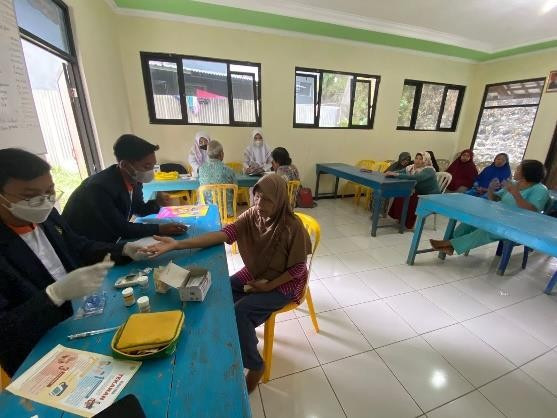 Kegiatan Pengabdian Masyarakat Pemeriksaan Kadar Glukosa Darah, Asam Urat, dan Kolesterol Pada Masyarakat Lanjut Usia Di Bobosan, Purwokerto, Banyumas