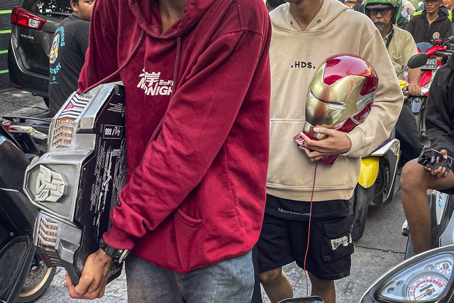 Massa membawa barang milik anggota DPR Ahmad Sahroni dari dalam rumahnya di kawasan Tanjung Priok, Jakarta, Sabtu (30/8/2025). Foto: Dhemas Reviyanto/ANTARA FOTO