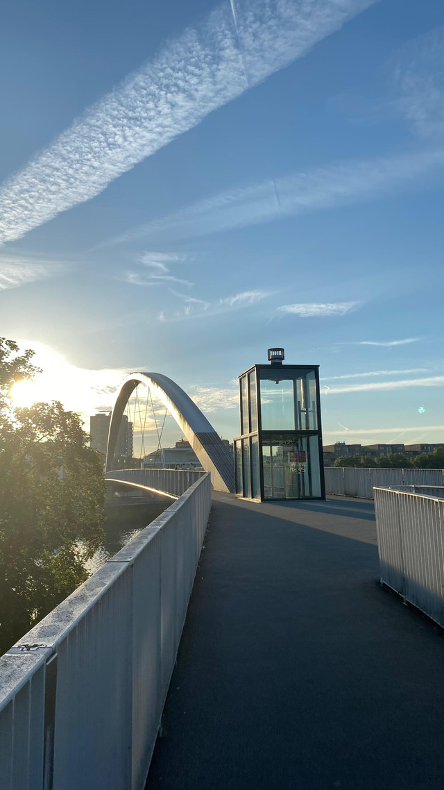 Fasilitas Jembatan Penyebrangan Khusus Sepeda Dan Orang Melewati Sungai, Dilengkapi Dengan Lift Di Maastricht, Belanda. (Sumber Foto: Dokumentasi Pribadi)