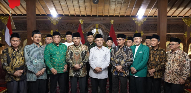 Ketum PBNU Yahya Cholil Staquf atau Gus Yahya dan Ketum PP Muhammadiyah Haedar Nashir memberikan keterangan usai pertemuan ormas Islam dengan Presiden Prabowo di Hambalang, Bogor, Jabar, Sabtu (30/8). Dok. Youtube Sekretariat Presiden