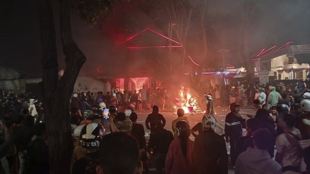 Bangunan sisi kiri Gedung Grahadi Surabaya dibakar massa pada Sabtu (30/8/2025). Foto: Farusma Okta Verdian/kumparan