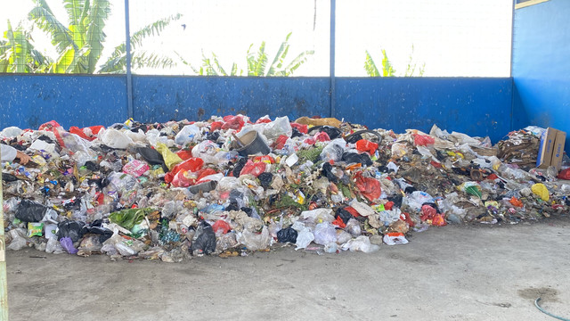 Tumpukan sampah di TPS 3R Bintang Alam, Karawang. Setiap bulan, lebih dari 1,7 ton sampah organik masuk dari 411 kepala keluarga. | Foto: Dok. Pribadi