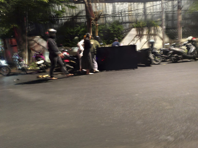 Massa menjarah rumah Eko Patrio pada Sabtu (30/8/2025). Foto: Luthfi Humam/kumparan