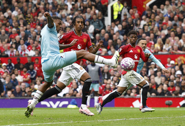 Lyle Foster dari Burnley mencetak gol pertama mereka pada pertandingan Liga Inggris antara Manchester United vs Burnley di Old Trafford, Manchester, Inggris, Sabtu (30/8/2025). Foto: Jason Cairnduff/REUTERS