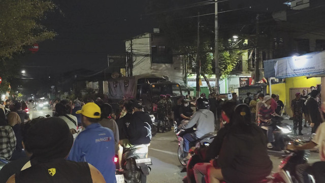 Marinir berjaga di akses masuk rumah Ahmad Sahroni di Jalan Swasembada Timur XXII, Kebon Bawang, Tanjung Priok, Jakarta Utara, Sabtu (30/8/2025). Foto: Jonathan Devin/kumparan