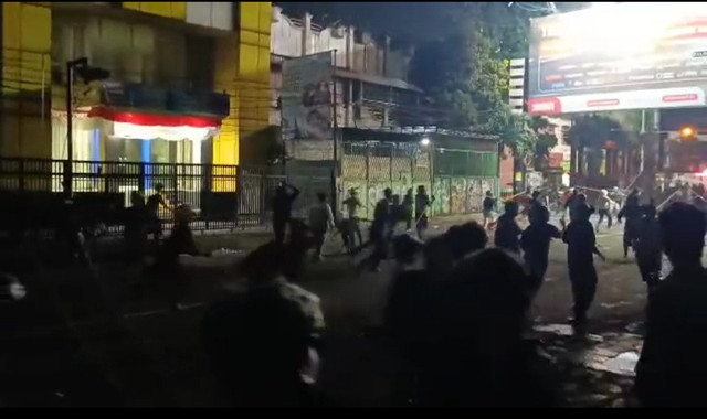 Bentrokan antar warga di Polsek Pondok Gede,  pada Minggu (31/8) dini hari. Dok. Istimewa Foto: Dok. Istimewa