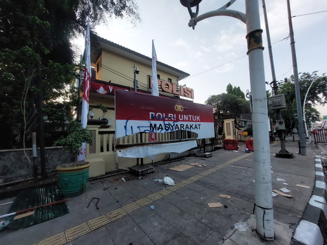Situasi terkini di sekitar Polres Jakarta Utara, nampak sisa-sisa kericuhan semalam berserak di jalanan. Foto: Fachrul Irwinsyah/kumparan