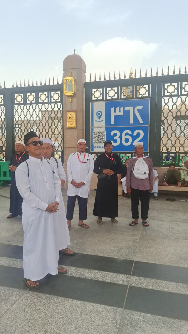 Bapak-Bapak Jamaah Mitra Umroh berfoto dengan latar gerbang 362. Sumber foto: Ustad Hilman.