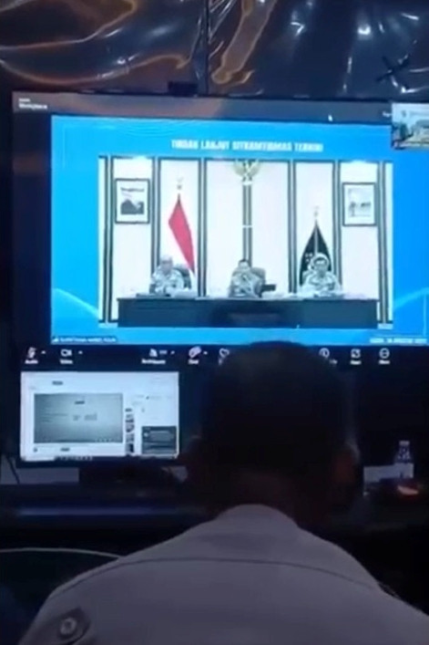 Kapolri Jenderal Listyo Sigit Prabowo didampingi Wakapolri Komjen Pol Dedi Prasetyo saat memberi arahan lewat video conference. Foto: Dok. Istimewa