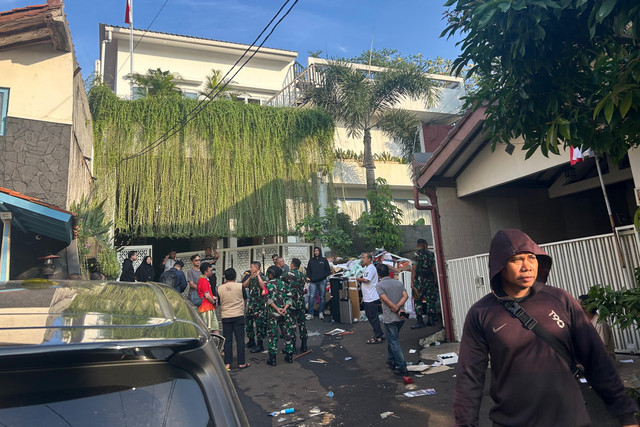 Pasukan TNI berjaga usai rumah Menkeu Sri Mulyani dijarah massa di Bintaro, Minggu (31/8/2025). Foto: kumparan