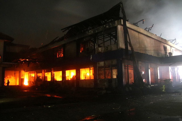 Suasana gedung DPRD Kota Kediri yang dibakar massa di Kota Kediri, Jawa Timur, Sabtu (30/8/2025). Foto: Prasetia Fauzani/ANTARA FOTO