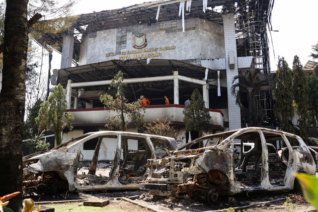 Petugas BPBD Makassar melakukan pengumpulan data pascakericuhan Aksi 29 Agustus di Kantor DPRD Kota Makassar, Sulawesi Selatan, Sabtu (30/8/2025). Foto: Arnas Padda/ANTARA FOTO