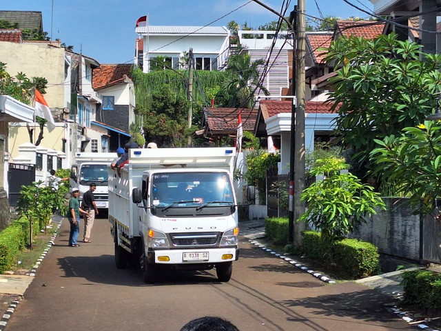 Truk-truk mulai berdatangan ke rumah Sri Mulyani untuk melakukan pembersihan, Minggu (31/8/2025) dok Argya D. Maheswara/kumparan