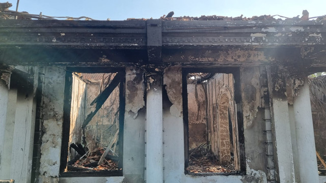 Penampakan Gedung Grahadi Surabaya usai dibakar massa tak dikenal, Minggu (31/8/2025). Foto: Farusma Okta Verdian/kumparan