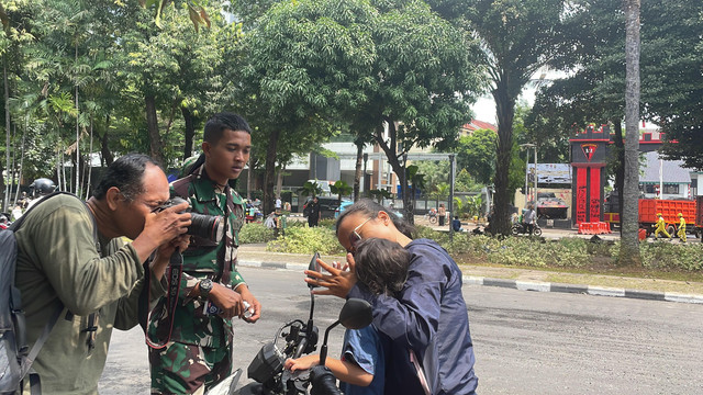 Sejumlah pengendara motor terkena sisa-sisa gas air mata saat melintas di depan Mako Brimob Kwitang, Jakarta Pusat, Minggu (31/8/2025). Foto: Fadhil Pramudya/kumparan
