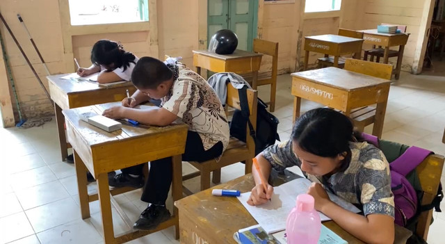 Tiga siswa baru di SMA Talenta Singkawang saat sedang belajar di kelas. Foto: Dok. Istimewa