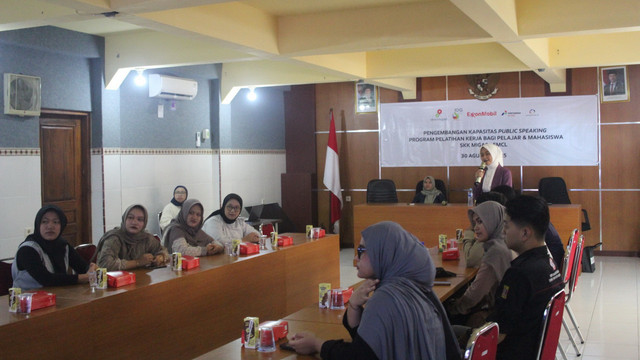 Pelatihan public speaking yang diselenggarakan oleh EMCL, SKK Migas dan LPPM IKIP PGRI Bojonegoro, di Bojonegoro. (Aset: Istimewa)