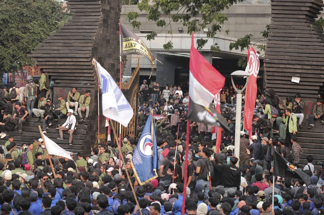Sejumlah mahasiswa melakukan unjuk rasa di depan Polda Metro Jaya, Jakarta, pada Jumat (29/8/2025). Foto: Iqbal Firdaus/kumparan. Sumber: https://m.kumparan.com/kumparannews/irjen-asep-adi-temui-mahasiswa-yang-demo-di-polda-metro-25kb89Wd0BZ
