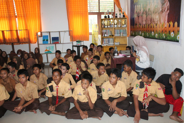 DAGUSIBU: KKN Mas 120 Ajarkan Cara Aman Kelola Obat ke Siswa SMPN 06 Minas