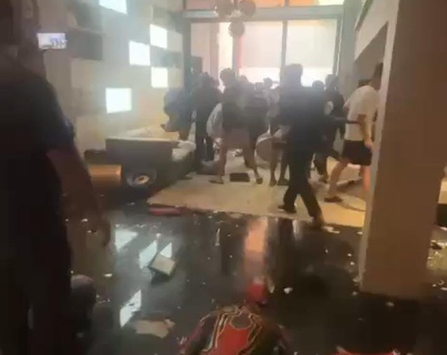 Foto: Rumah Ahmad Sahroni digeruduk massa. (Dok. Tangkapan Layar)