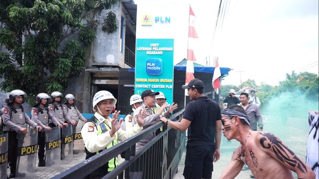Aparat kepolisian melakukan pengamanan dan berusaha menenangkan massa yang diperankan oleh peserta simulasi dalam skenario aksi unjuk rasa sebagai bagian dari latihan penanganan keadaan darurat. Foto: Dok. Istimewa
