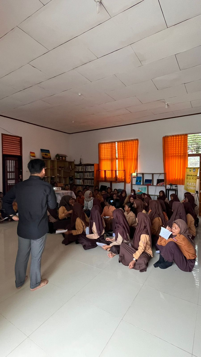 Public Speaking Jadi Bekal, KKN Mas 120 Latih Siswa SMPN 06 Minas Tampil Berani