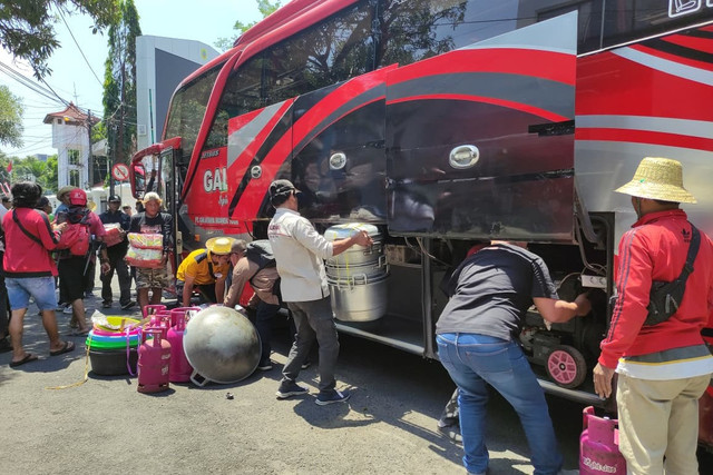 Massa demonstrasi ke Kantor KPK tiba di Alun-Alun Pati, Minggu (31/8/2025). Foto: kumparan