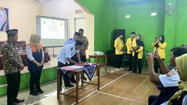 Penandatanganan Surat Keputusan (SK) FPRB & Tim Relawan Desa Gogodalem oleh Kepala Desa Gogodalem, Asiri Rosyid, dalam kegiatan Pembentukan DESTANA di Gedung Serbaguna, Desa Gogodalem, Kec. Bringin, Kab. Semarang (13/8/2025). Dok. Dinda Amelya