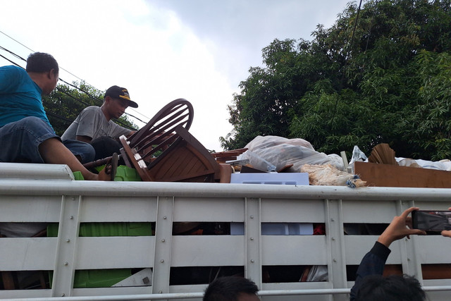 Truk-truk keluar dari kediaman Menkeu Sri Mulyani di Bintaro, Tangerang Selatan pada Minggu (31/8/2025). Foto: Argya Maheswara/kumparan