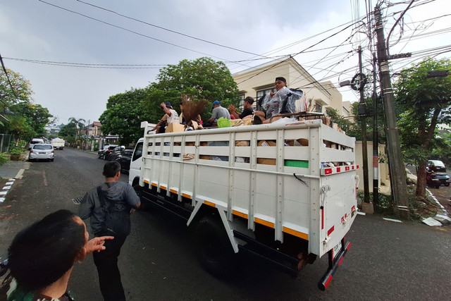 Truk-truk keluar dari kediaman Menkeu Sri Mulyani di Bintaro, Tangerang Selatan pada Minggu (31/8/2025). Foto: Argya Maheswara/kumparan
