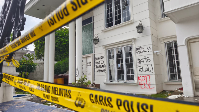 Kondisi rumah Anggota DPR Surya Utama atau Uya Kuya di Pondok Bambu, Jakarta Timur, Minggu (31/8/2025). Foto: Thomas Bosco/kumparan