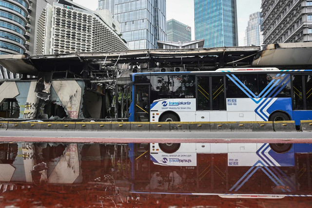 Bus Transjakarta melintas di Halte Senayan Bank DKI, Jakarta, Minggu (31/8/2025). Foto: Sulthony Hasanuddin/ANTARA FOTO 