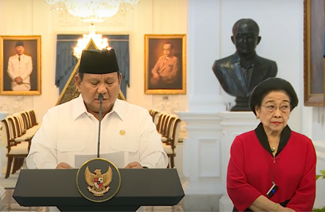 Presiden Prabowo Subianto didampingi Ketua Umum PDIP Megawati Soekarnoputri memberikan keterangan pers di Istana Negara, Jakarta, Minggu (31/8/2025). Foto: YouTube/Sekretariat Presiden