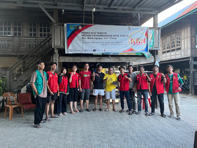 Aksi Nyata Mahasiswa KKN-T 114 Unhas: Solusi Sampah Lewat Paving Block Inovatif