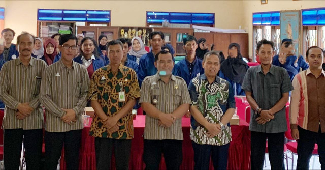 foto perangkat Desa Jogosetran bersama mahasiswa Universitas Widya Dharma, 31 Juli 2025 pada saat acara pelepasan KKN