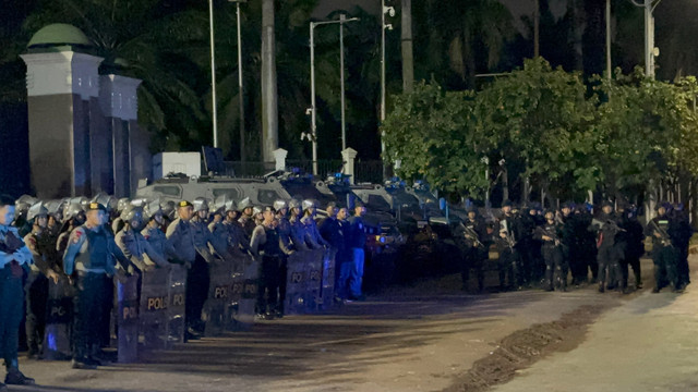 Persiapan patroli skala besar Polda Metro Jaya di depan Gerbang Parlemen RI, Jakarta, Minggu (31/8/2025). Foto: Abid Raihan/kumparan