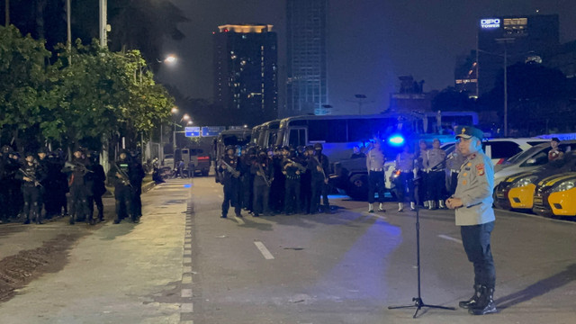 Persiapan patroli skala besar Polda Metro Jaya di depan Gerbang Parlemen RI, Jakarta, Minggu (31/8/2025). Foto: Abid Raihan/kumparan